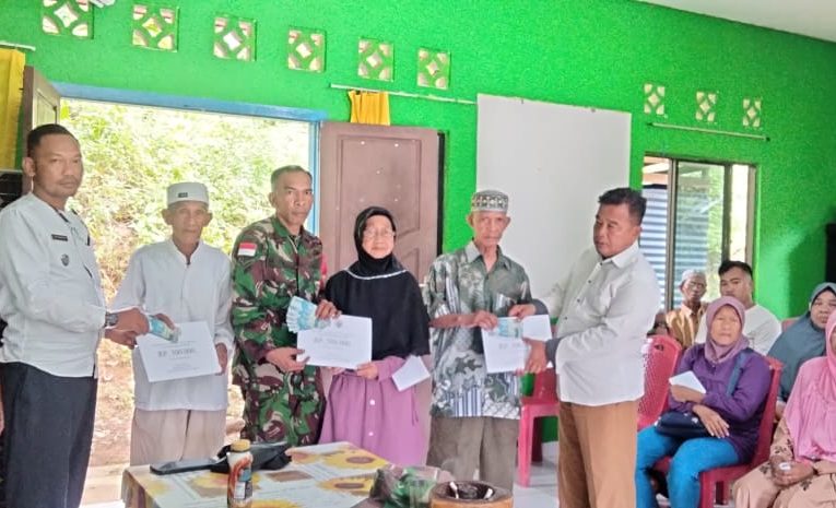 Pemdes Rewak Salurkan BLT DD Bulan Desember kepada 46 KPM, Tahun 2025 Jumlah Penerima Berkurang Menjadi 15 Persen
