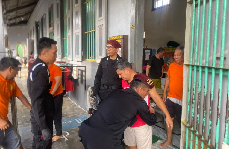 Razia Rutin Rutan Kelas I Tanjungpinang: Wujud Komitmen Jaga Keamanan dan Ketertiban