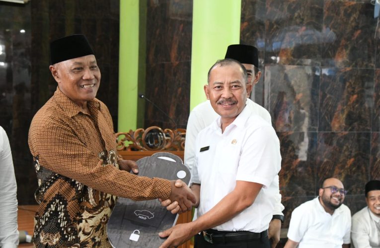 Sekdaprov Kepri Serahkan Hibah Mobil Ambulance ke Yayasan Asy Syuhadaa Bandar Insani Batam