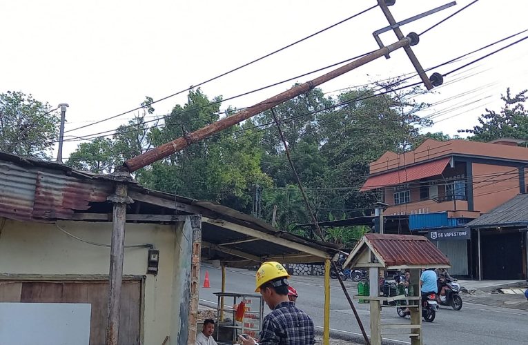 Tiang Listrik Tumbang di Tanjungpinang, Pengendara Motor Terjatuh dan PLN Lakukan Perbaikan