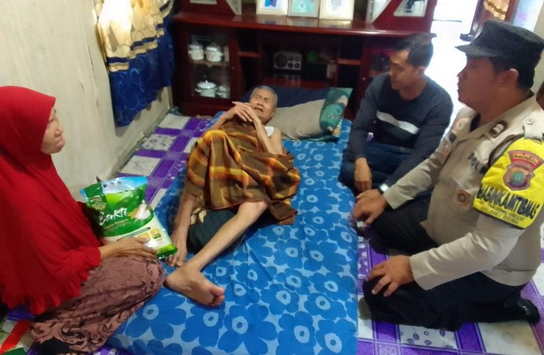 Bhabinkamtibmas Tanjung Unggat Salurkan Bantuan Sosial untuk Warga Korban Banjir Rob dan Penderita Sakit