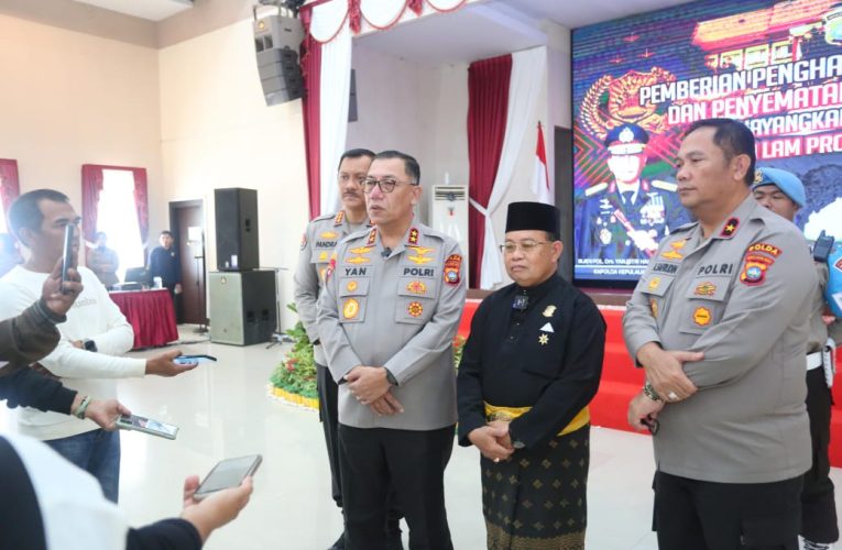 Kapolda Kepri Anugerahkan Pin Kehormatan Bhayangkara kepada LAM Kepri