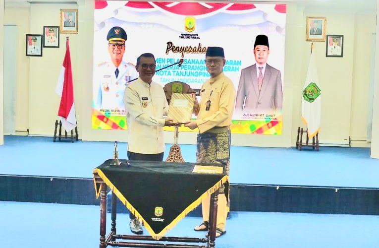 Pj Wali Kota Tanjungpinang Serahkan DPA-SKPD untuk Pelaksanaan Program Tahun 2025