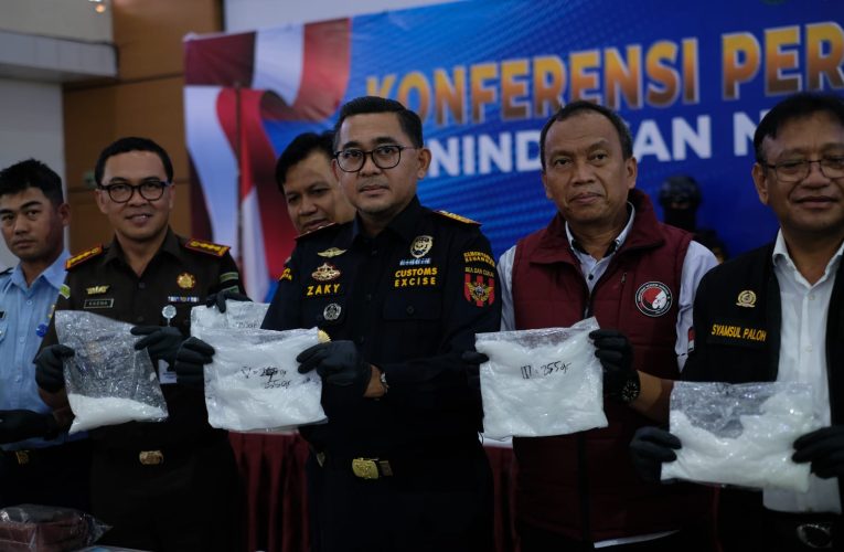 Pegawai Freelance Hiburan Malam dan Ibu Rumah Tangga Dibekuk Bea Cukai Batam, Selundupkan 2 Kg Sabu dalam Lipatan Jeans