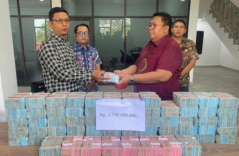 Tersangka Korupsi PNBP Kembalikan Rp. 3,75 Miliar ke Kejati Kepri