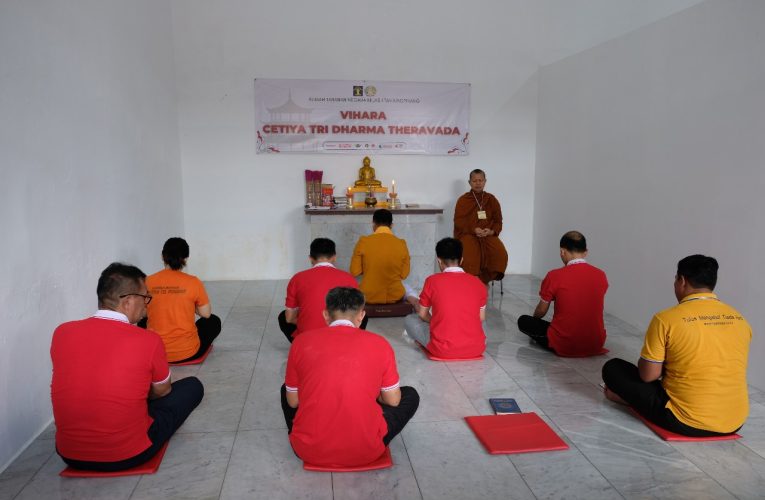 Rutan Tanjungpinang Gelar Ibadah Puja Bakti untuk Warga Binaan Beragama Buddha