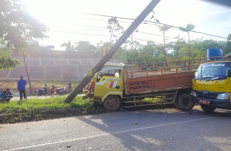 Truk Sampah Tabrakan di Punggur, Dua Kendaraan Ringsek Ini Kata Polisi