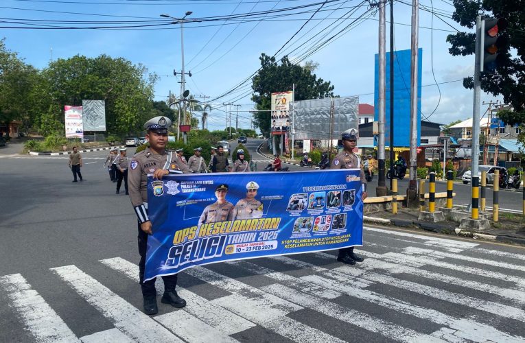 Sat Lantas Polresta Tanjungpinang Edukasi Pengguna Jalan dengan Brosur dan Stiker Keselamatan