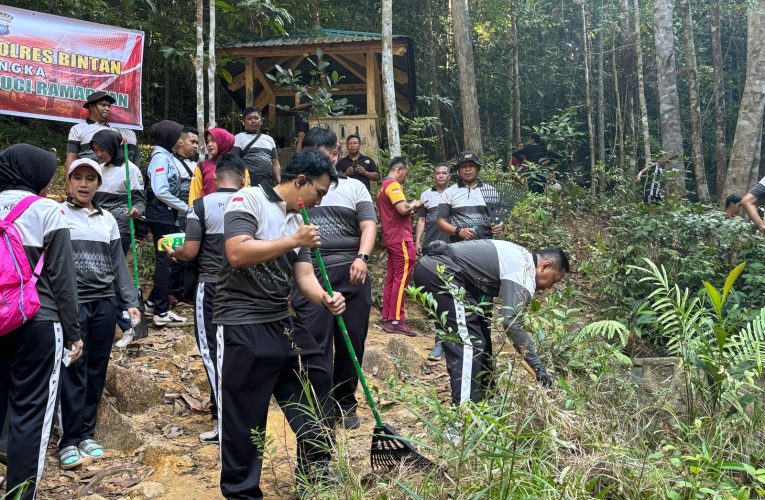 Jaga Kesehatan dan Kekompakan, Kapolres Bintan Ajak Anggota Mendaki Gunung Lengkuas