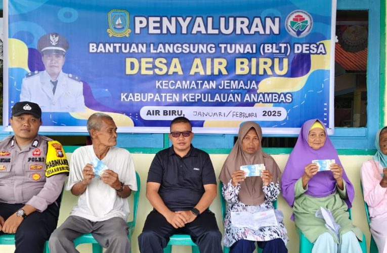 Kades Air Biru Badri Salurkan BLT Dana Desa Awal 2025 kepada 28 KPM