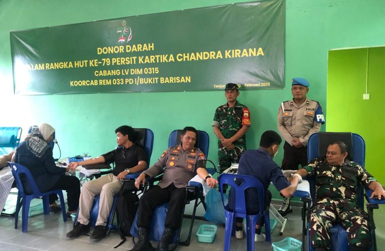 Personel Polsek Tanjungpinang Barat Berpartisipasi dalam Donor Darah untuk HUT ke-79 Persit Kartika Chandra Kirana