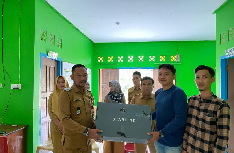 Panitia HPN 2025 Anambas Salurkan Sinyal Internet Starlink ke Desa Rewak