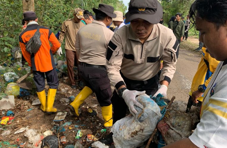 Polsek Bintan Utara dan Kecamatan Bintan Utara Gelar Gotong Royong dan Penanaman Pohon dalam Memperingati Hari Peduli Sampah Nasional