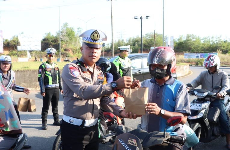 Polri Berbagi: Polres Bintan Bagikan Takjil Gratis untuk Warga