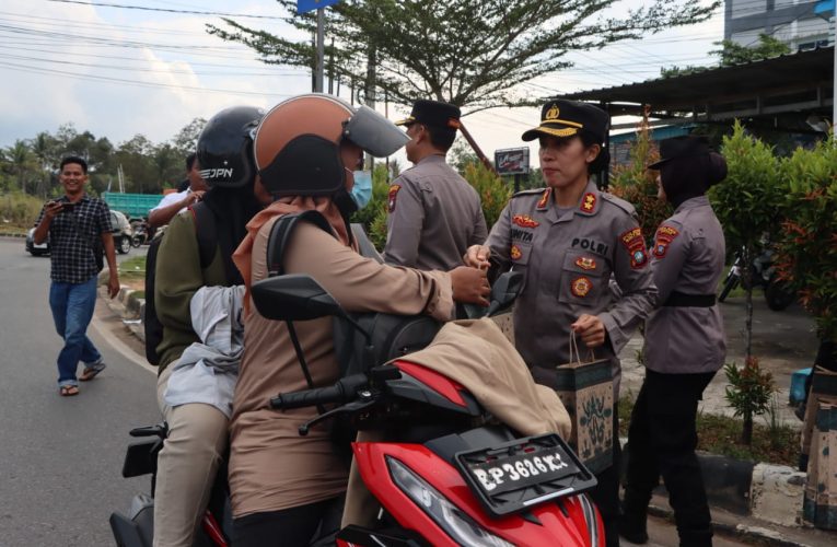Indahnya Berbagi,  Kapolres Bintan Pimpin Pembagian Takjil untuk Masyarakat