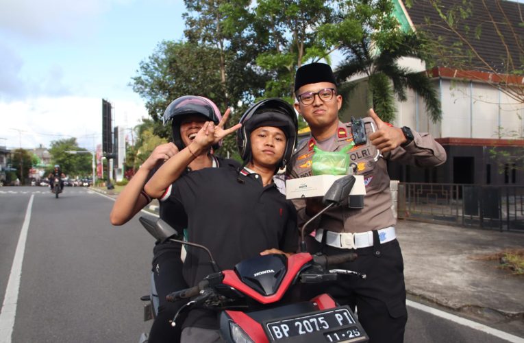 Polantas Tanjungpinang Bagikan Takjil untuk Pengendara yang Melintas di Bulan Ramadan