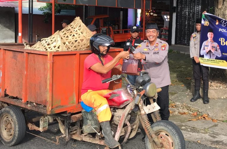 Meski Sibuk Melaksaakan Tugas, Polsek Tanjungpinang Kota Tetap Laksanakan Berkah Ramadhan Berikan Takjil Kepada Masyarakat