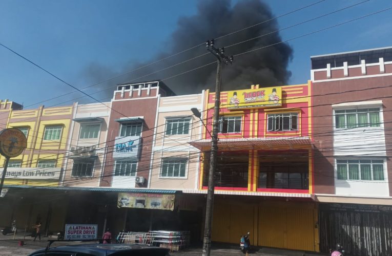 Kebakaran Landa Ruko Meubel Rezeki di Tanjungpinang, Diduga Dipicu Lilin Persembahyangan