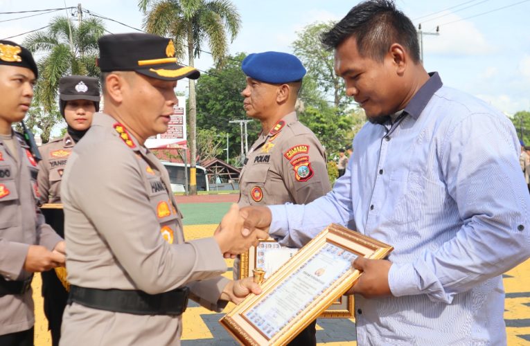 Upacara dan Pemberian Penghargaan Kepada Penyelamat Wanita Terjun dari Jembatan Dompak