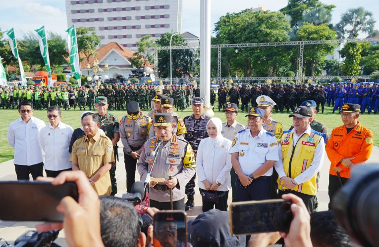 Kapolri Pimpin Apel Gelar Pasukan Operasi Ketupat 2025 di Surabaya