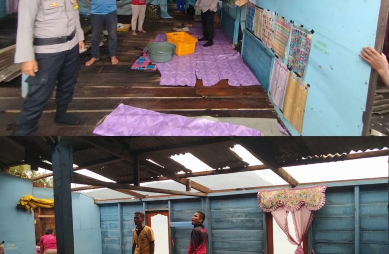 Hujan Disertai Angin Kencang Robohkan Rumah Warga RT 05 Terdun, Desa Rewak