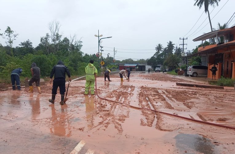 Hujan Deras, Akses Jalan di Senggarang Tertutup Longsor dan Tanah Bauksit, Polsek Tanjungpinang Kota Bersama Warga Bersihkan Lokasi