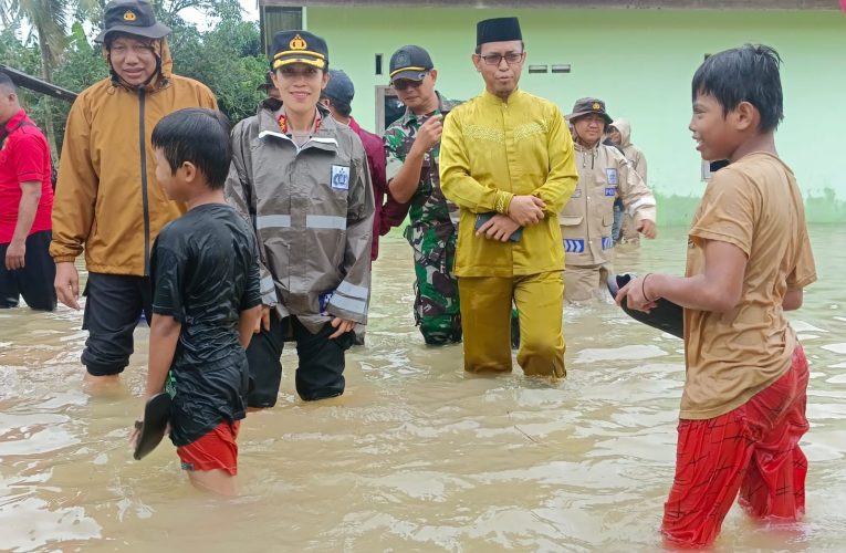 Kapolres Bintan Tinjau Rumah Warga Terdampak Banjir di Kampung Pisang, Bintan Timur