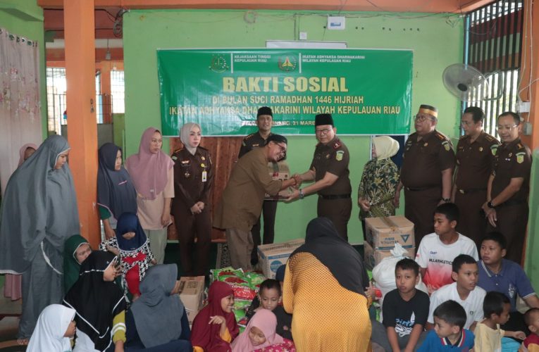 Kejati Kepri dan IAD Wilayah Kepri Bagikan Keberkahan Ramadhan Lewat Bakti Sosial di Tanjungpinang
