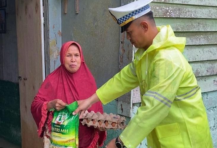 Patroli Pengalihan Arus Lalu Lintas dan Pemberian Bantuan Sembako untuk Warga Terdampak Banjir di Bintan Timur