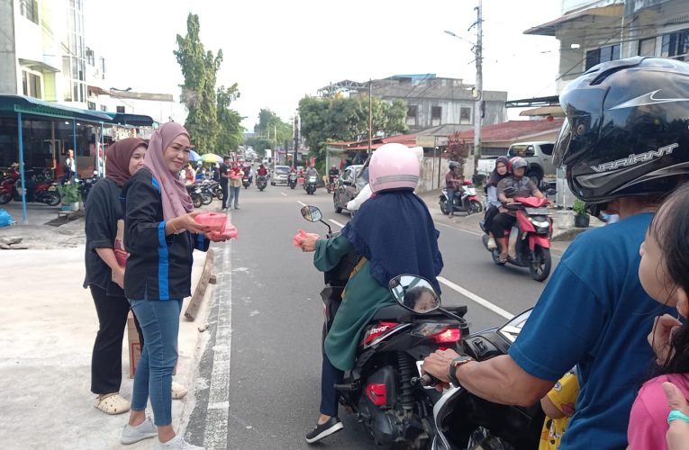 Kembali, Kedai Kopi Laba Laba Bagikan Takjil Gratis kepada Pengendara Sepeda Motor di Tanjungpinang