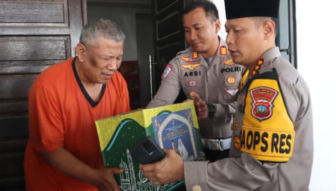 Kapolresta Tanjungpinang Kunjungi Personel yang Sedang Mengalami Sakit Menahun