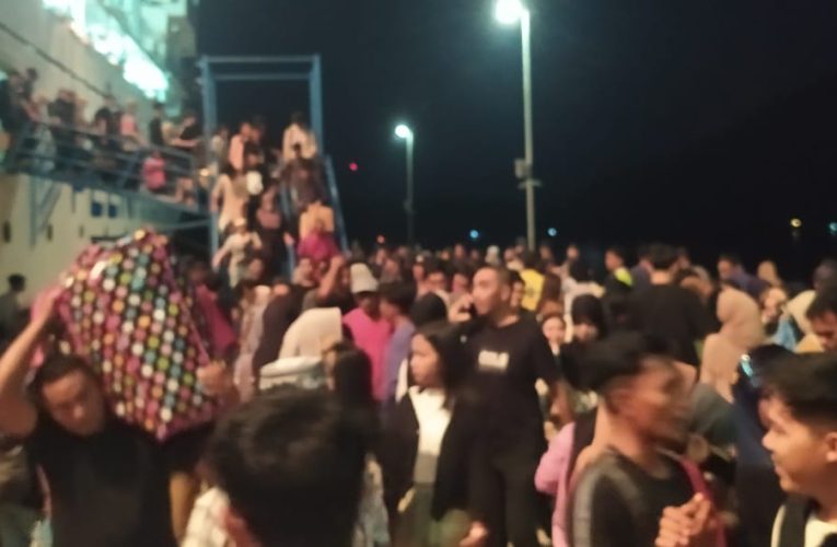 KM Bukit Raya Angkut Ratusan Penumpang Mudik dari Pelabuhan Kitang Menuju Anambas