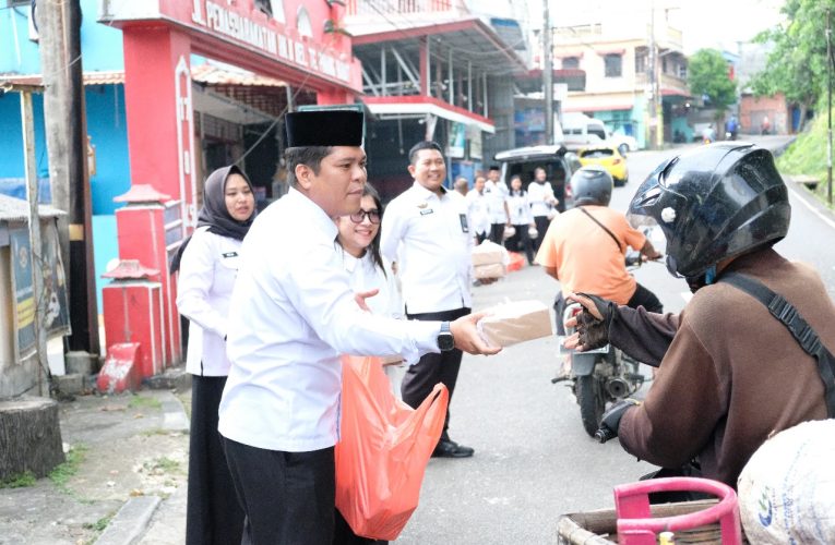Rutan Tanjungpinang Gelar Bakti Sosial dengan Bagikan Takjil kepada Pengendara dan Warga Sekitar