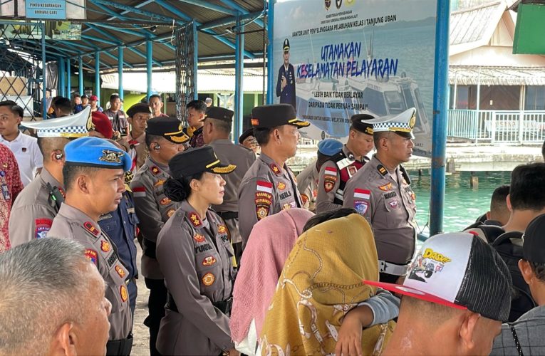 Mudik Aman, Keluarga Nyaman: Kapolres Bintan Bagikan Tiket Mudik Gratis