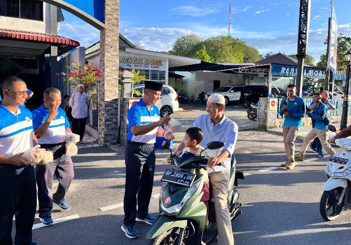 Pom Koarmada I Berbagi Keberkahan, Bagikan 300 Paket Takjil Kepada Masyarakat Tanjungpinang