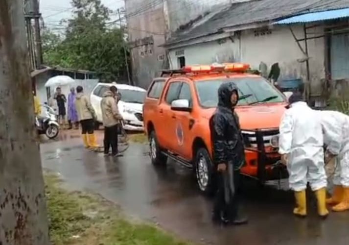 Mobil Toyota New Avanza Terperosok di Perumahan Hang Tuah Permai, Evakuasi Berhasil Dilakukan