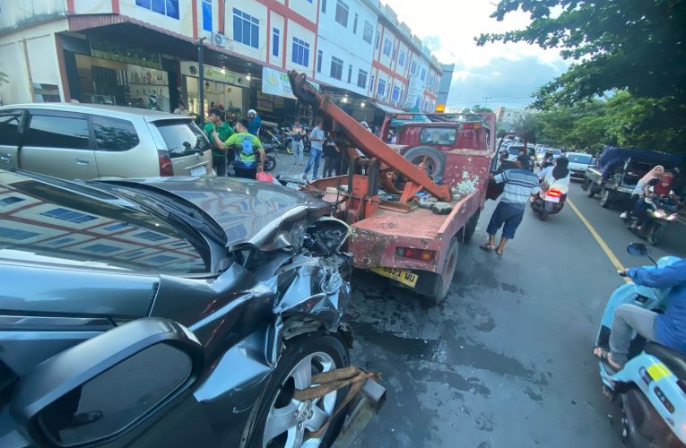 Dua Mobil Tabrakan di Depan Moms Kitchen Tanjungpinang, Enam Orang Dilarikan ke RS