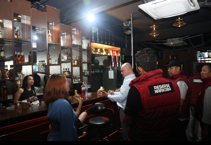 Polda Kepri Gelar Razia di Tempat Hiburan Malam Batam, Puluhan Botol Miras Ilegal Diamankan