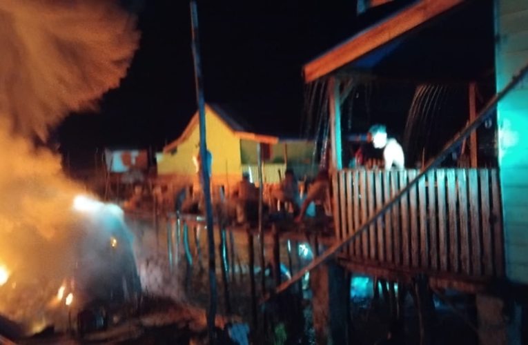 Kebakaran Hebat di Senayang Hanguskan Dua Speed Boat DKP dan Tiga Rumah Warga, Kerugian Capai Rp1,5 Miliar