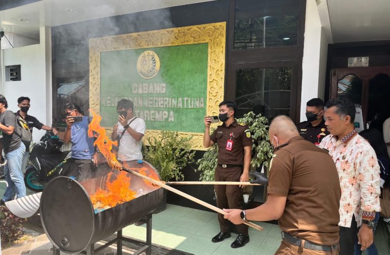 Kejari Kepulauan Anambas Musnahkan Barang Bukti dari 7 Perkara yang Telah Inkracht