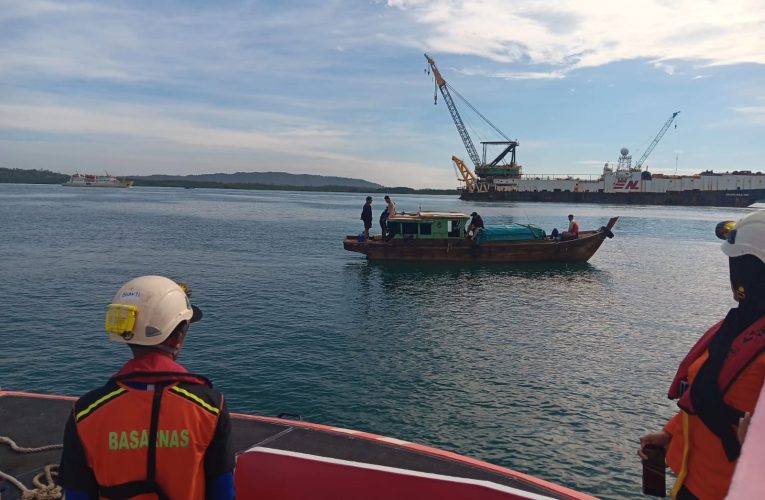 Kapal Pemancing Hanyut di Perairan Pulau Telang, 10 Orang Berhasil Dievakuasi Selamat oleh Tim SAR