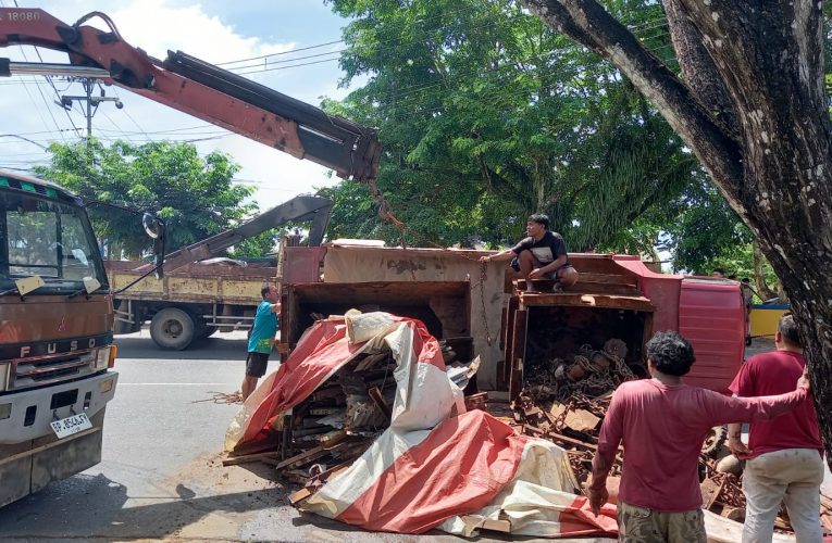 Truk Bermuatan Besi Tua Terbalik di Jalan Adi Sucipto Tanjungpinang, Lalu Lintas Tersendat