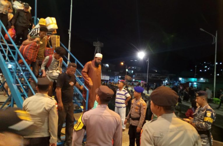 Satpolairud Polres Anambas Lakukan Pengamanan Rutin Penumpang KM. Bukit Raya di Pelabuhan Tarempa
