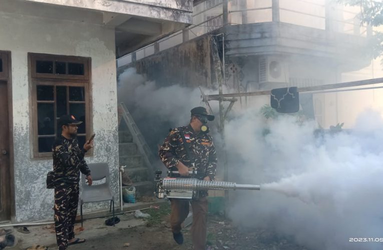 Tanggap Kasus DBD, Relawan Ansor Banser Tanjungpinang Gelar Fogging dan Edukasi di Kijang Kencana 2