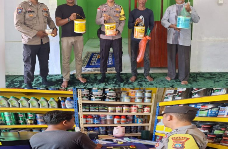 Bhabinkamtibmas Desa Rewak Beri Bantuan Cat untuk Masjid Baitul Aflah Dusun Dapan