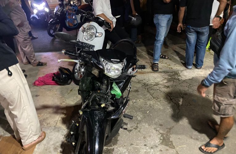 Kecelakaan Dua Sepeda Motor di Depan Masjid Al-Jannatunna’im Tanjungpinang, Empat Orang Alami Luka Ringan