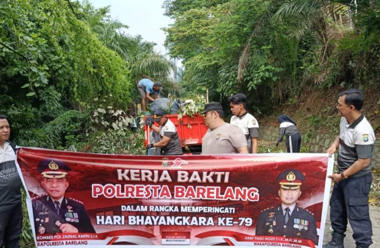 Sambut Hari Bhayangkara ke-79, Polsek Bengkong dan Warga Gotong-Royong Bersihkan Sampah di Pinggir Jalan