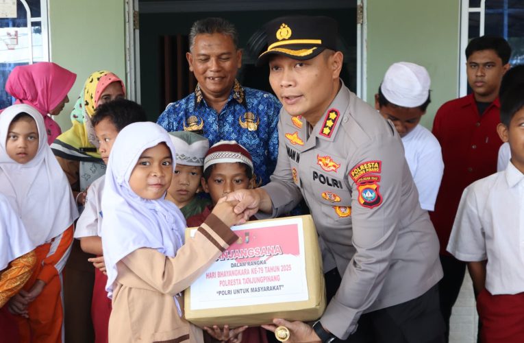 Anjang Sana dan Salurkan Bantuan Sosial, Polresta Tanjungpinang Sambut HUT Bhayangkara ke-79