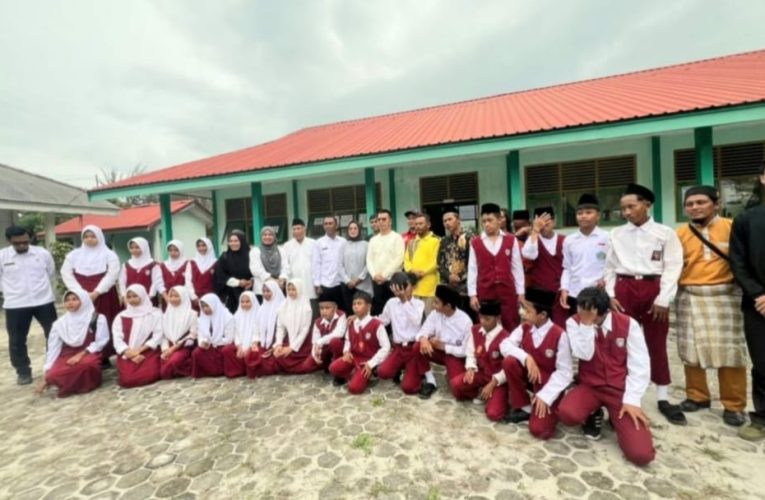 Bupati Aneng Kembali Kunjungi MTs Al Maarif Jemaja, Beri Bantuan Seragam dan Hidupkan Semangat Pendidikan