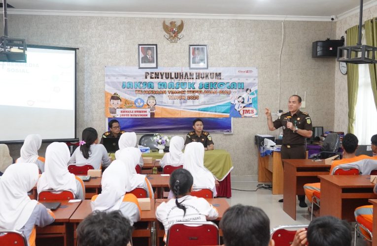 Kejati Kepri Edukasi Siswa SMPN 16 Tanjungpinang Lewat Program JMS, Tekankan Bahaya Hoaks dan Cyberbullying